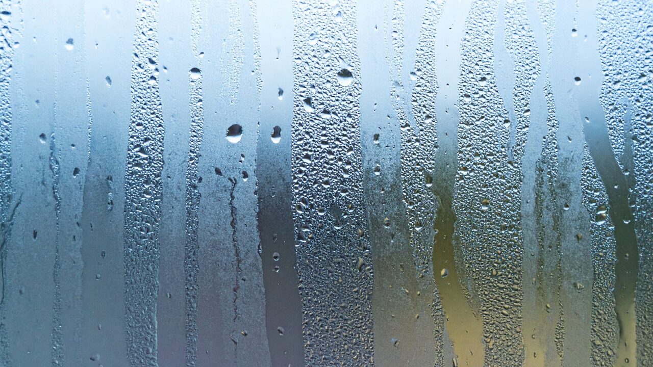 真冬の温度差で結露している様子