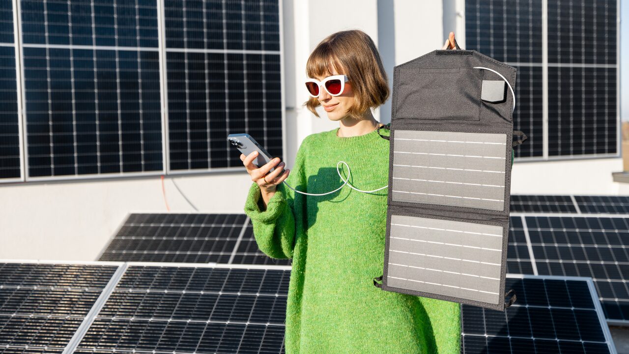 ソーラーパネルを扱っている様子