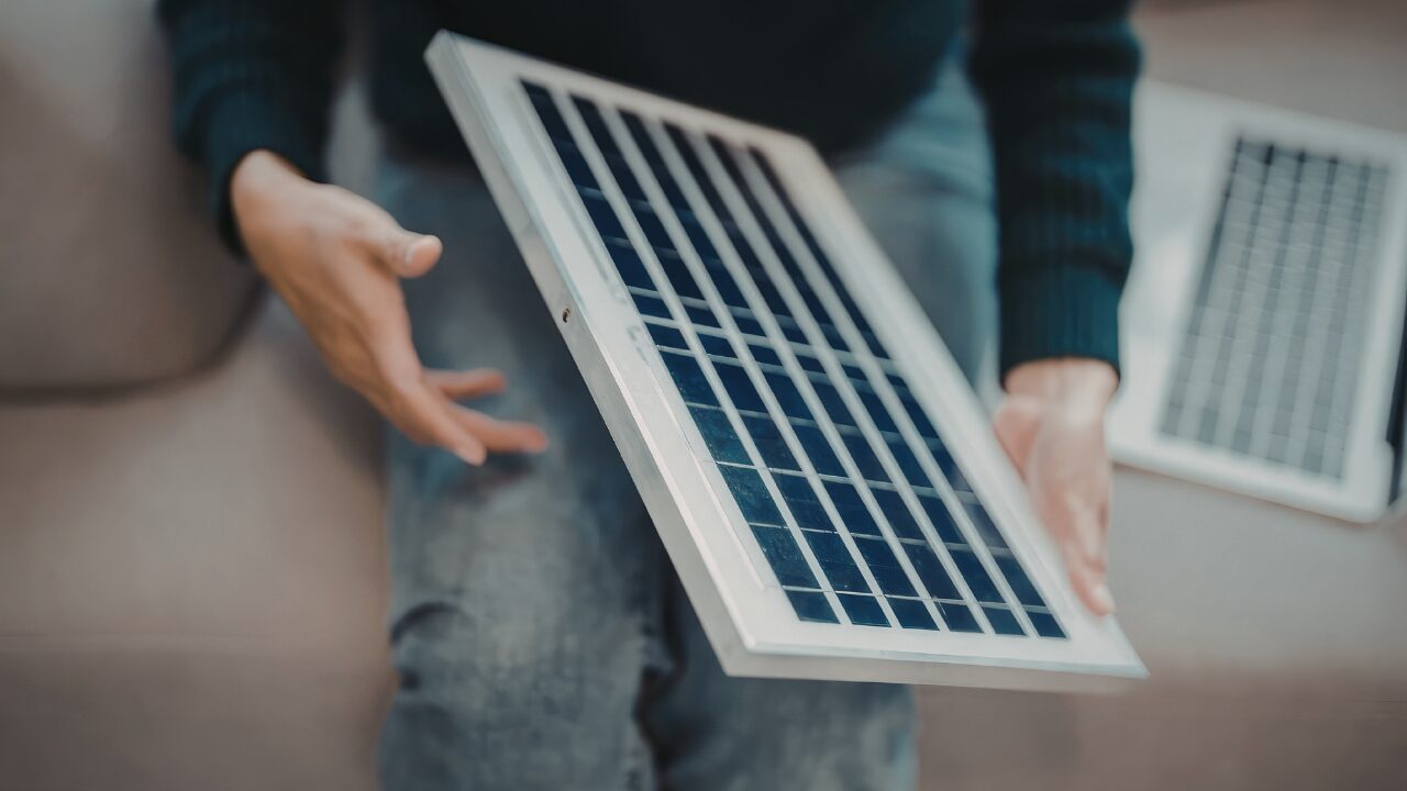 晴天時に折りたたみソーラーパネルでポータブル電源を充電している様子