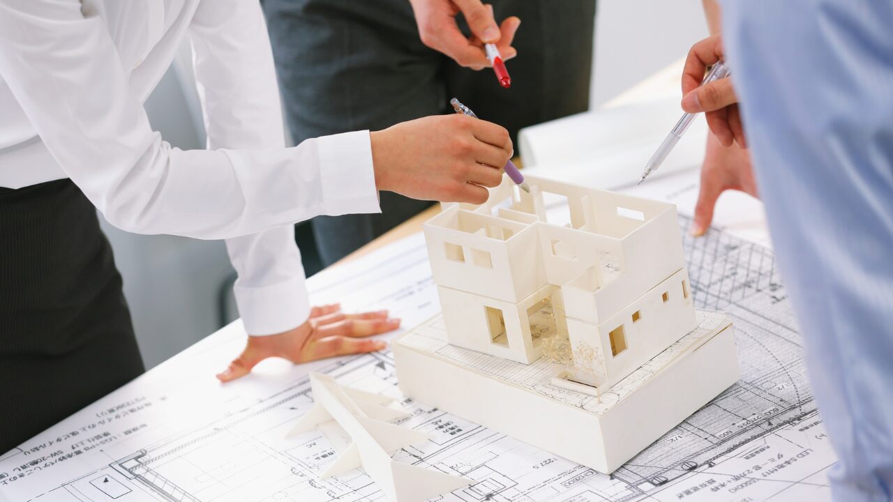 マンション住戸内で家庭用蓄電池の設置候補位置と搬入経路を確認している様子