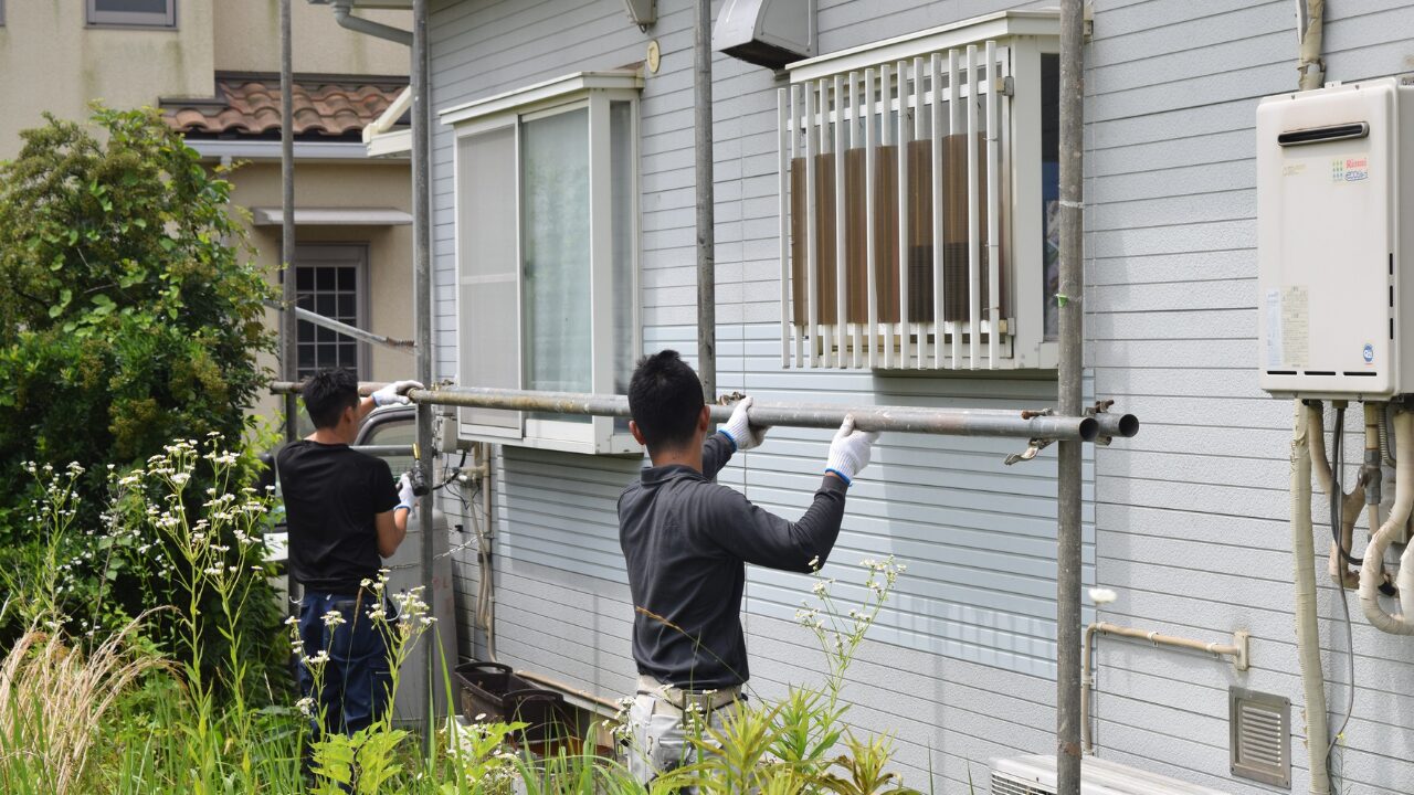 屋外に設置する家庭用蓄電池と分電盤まわりの配線条件を確認するイメージ